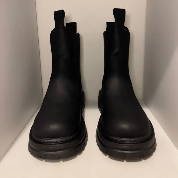 BLACK CHELSEA BOOTS. - Picture 1 of 3